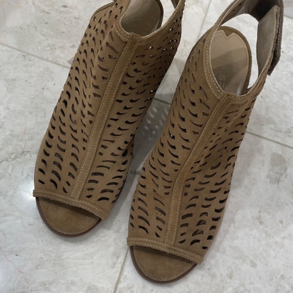 VIA SPIGA {10} Tan Wedge Shoes Peep Toe Laser Cut-out Design - Picture 2 of 14